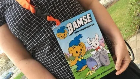 Bamse lär barnen sopsortera.