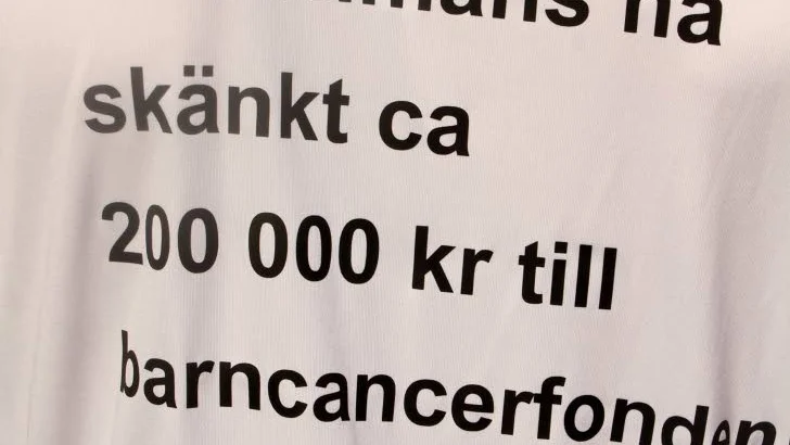 "Om alla ni som hejar skänker en krona var, kommer ni tillsammans ha skänkt cirka 200 000 kronor till Barncancerfonden - Brödrakampen 18", står det på tröjan som Olle har på sig under Göteborgsvarvet.