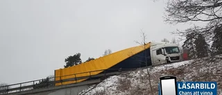 Lastbilssläp har vält på E4