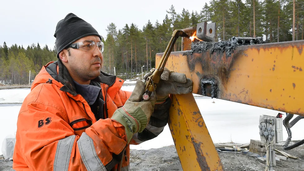 Redo ta emot grus. Nima Shekarabi arbetar här med vissa justeringar av den sikt som installerats för att förbättra reningen av gruset på Loftberget. Foto: Jeanette Lövgren.
