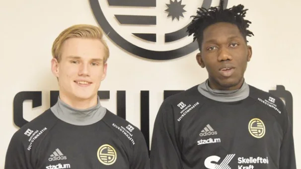 Klara. Dennis West och Kenneth Mokasi har skrivit på.