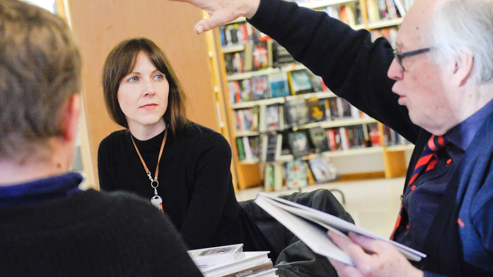 Intressant. Kursledaren Susann Berg lyssnar på Gunnar Enqvist då han berättade om Bureås historia. Foto: Carina Kvist.