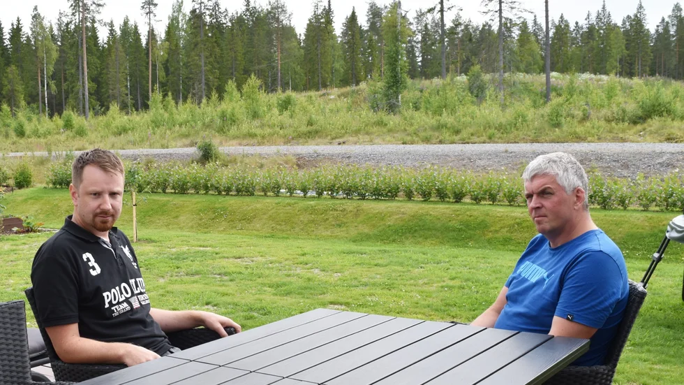 Den färdiga gatan blir några decimeter högre än vägbanken i bakgrunden, och när Peter Strandgren sitter på uteplatsen med familjen kommer de nog att känna sig iakttagna. T h grannen Patrik Lindström som får samma problem. Foto: Yvonne Rönngren.