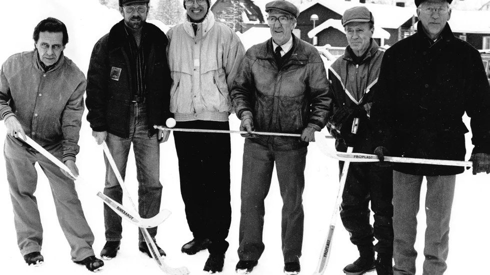  Ett unikt foto från 1989. Sex bandyspelare i Arvidsjaurs IF:s lag på 1940-talet samlade vid cirkustorget där man 40 år tidigare spelat finalen i inlandsserien och besegrat Norsjö med 9-1. Spelarna som på nytt plockat fram bandyklubbarna är Arne Lindström, Eskil Sundberg, Matz Edin, Rolf Ringström, Harry Sundkvist och Karl-Erik Karlsson. Den enda som idag finns kvar i livet är Matz Edin (tredje från vänster).