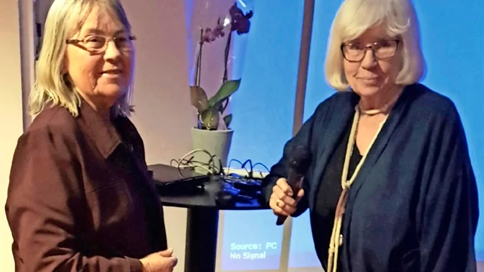 Agda Johansson avtackar Inga-Britt Lundmark Foto: ingrid H
