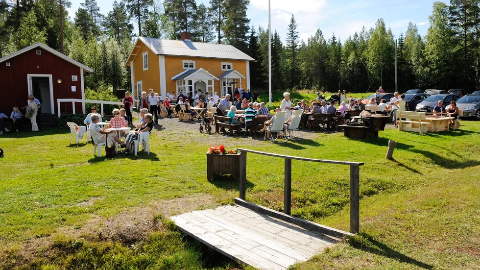 Schillmarkshuset. Många hade sökt sig hembygdsområdet för att delta i olika aktiviteter och för att mätta magen. Foto: Carina Kvist.