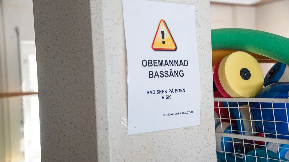 Bassängen är hel. Nu påstår Region Norrbotten att en anledning till att bassängen är stängd är att det ej finns personal i närheten. Detta trots att bassängen brukar vara obemannad, och att bad sker på egen risk. Foto: Malin Johansson
