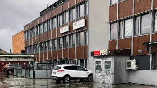 Den grova misshandeln utanför en krog i Skellefteå har inte fått sitt rättsliga avslut mot den åtalade kvinnan. Försvarsadvokat Linnea Hettinger begärde på torsdagen en kompletterade utredning i hopp om att skyddstillsyn och behandling mot missbruket kan bli den kommande påföljden för 31-åringen.