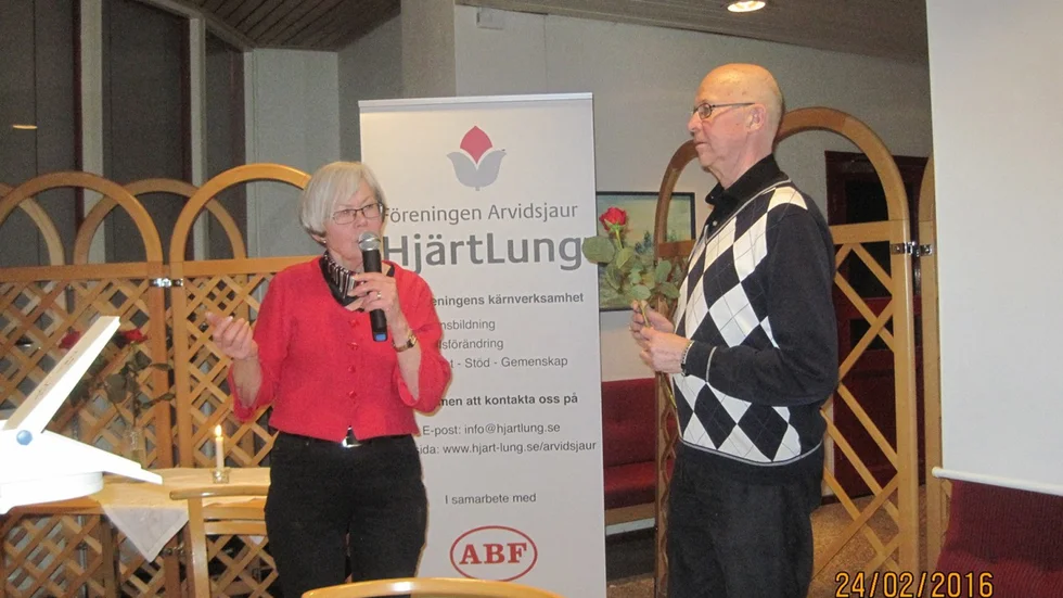Bra jobbat. Hjördis Eklund tackar Karl-Gustav Lindström för ordförandeskapet under kvällens möte.