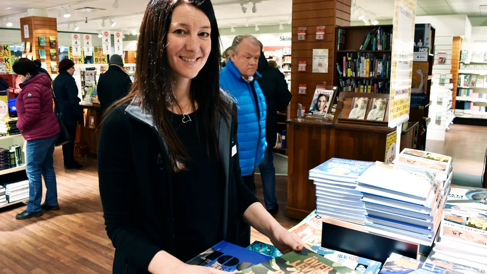 Folktätt. Anneli Melin, butikschef, har tagit in extra personal under veckan för att hantera kundtrycket. Foto: Christoffer Åhlund.