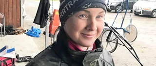 Skelleftetravet: Jenny behåller ledningen i kuskligan – snabbloppsvinnaren säljs på auktion