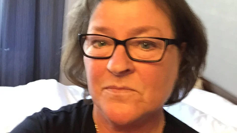 Drabbas. Evalott har tröttnat på flugor och doft över Lindöområdet.