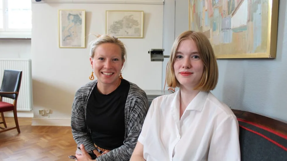 Projektledare. Elvira Ekström och Amanda Ekelund hjälper ungdomarna med projektet.