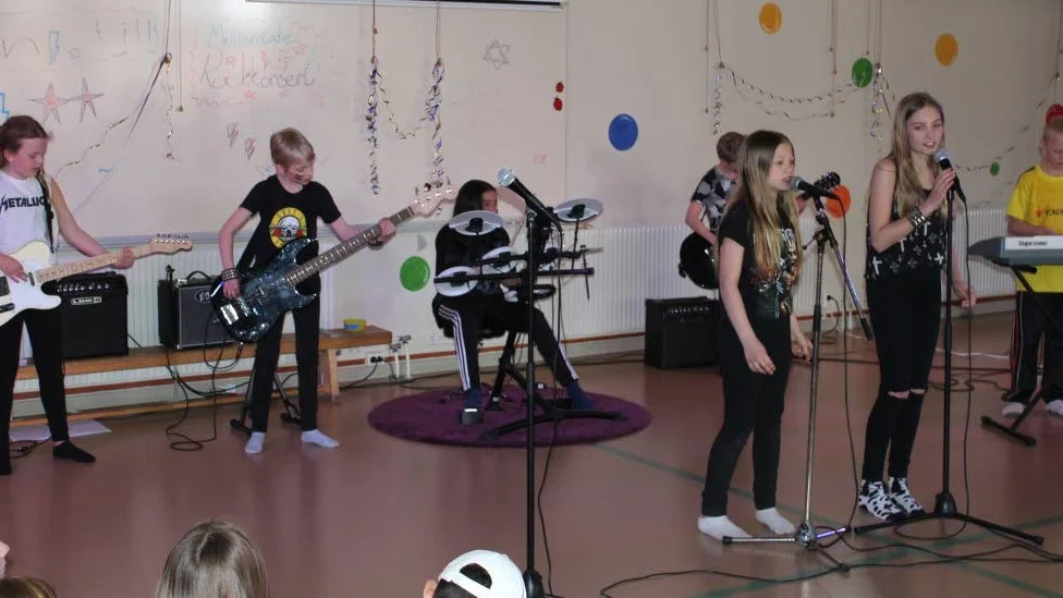 Jubel Gruppen Rocksocks var först ut  och applåderna lät inte vänta på sig efter avslutat nummer.