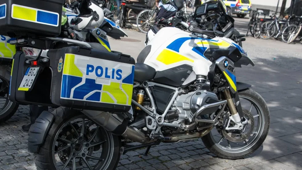 Polis.  Mannen och motorcykelpolisn möts i rätten.