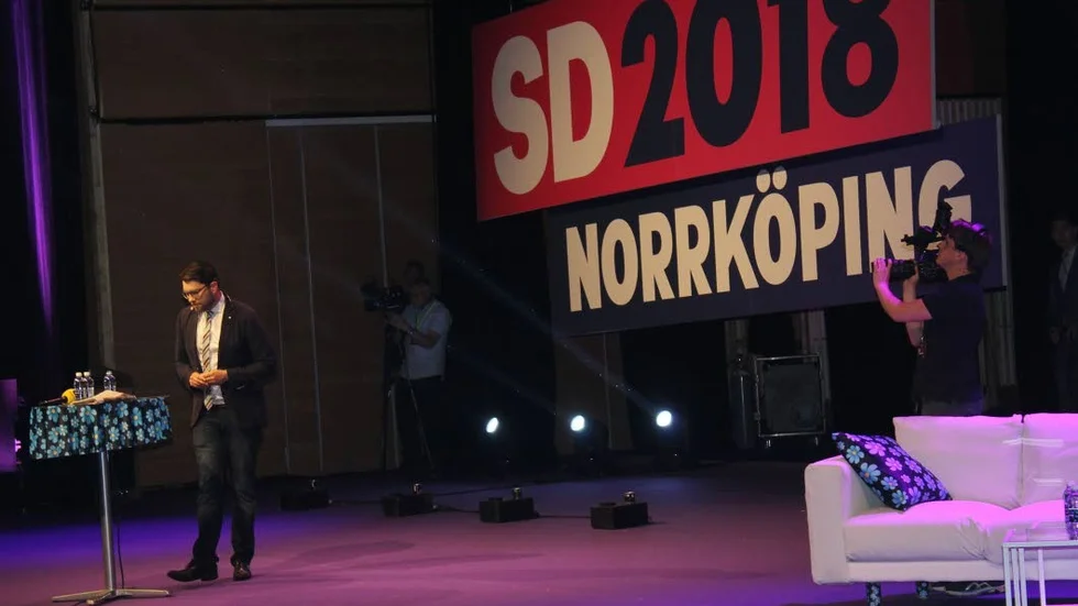 Skräcken avtar? Jimmie Åkessons sverigedemokrater tycks ha kommit lite på mellanhand i det "uppfriskande råkurret" mellan regeringen och den borgerliga oppositionen.
