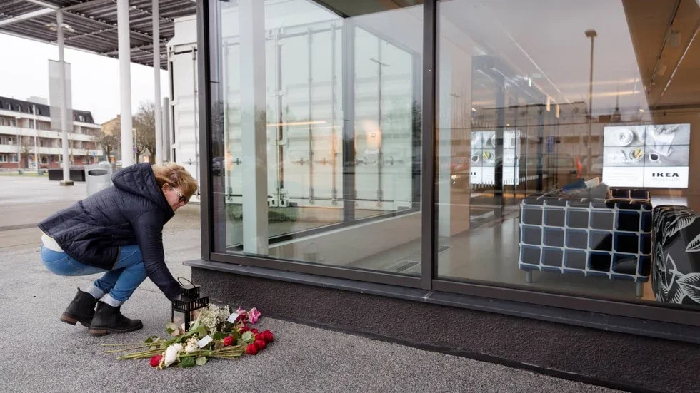 Mäktigt livsverke. Ingvar Kamprad sörjs av många och på många platser. Här lägger en kvinna blommor vid IKEA museet i Älmhult.