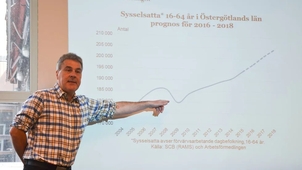 Kurvor. Håkan Lindell, arbetsmarknadsanalytiker, visar de positiva siffrorna.