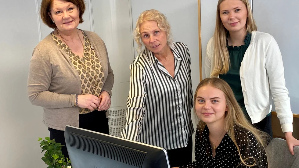 Lotta Karlsson och Anette Tilly driver Svecia Travels med hjälp av Linnéa Nilsson och nyanställda Ellen Eriksson.