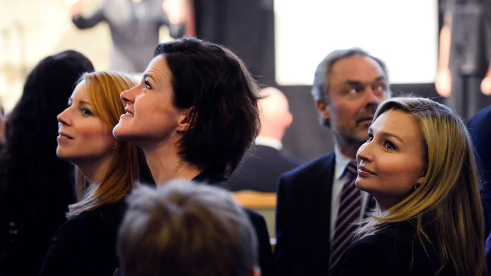 I process. Annie Lööf, här tillsammans med de tre övriga borgerliga partiledarna, har börjat ta höjd för att antingen hålla M eller S på bra humör utan att bli för sur själv.