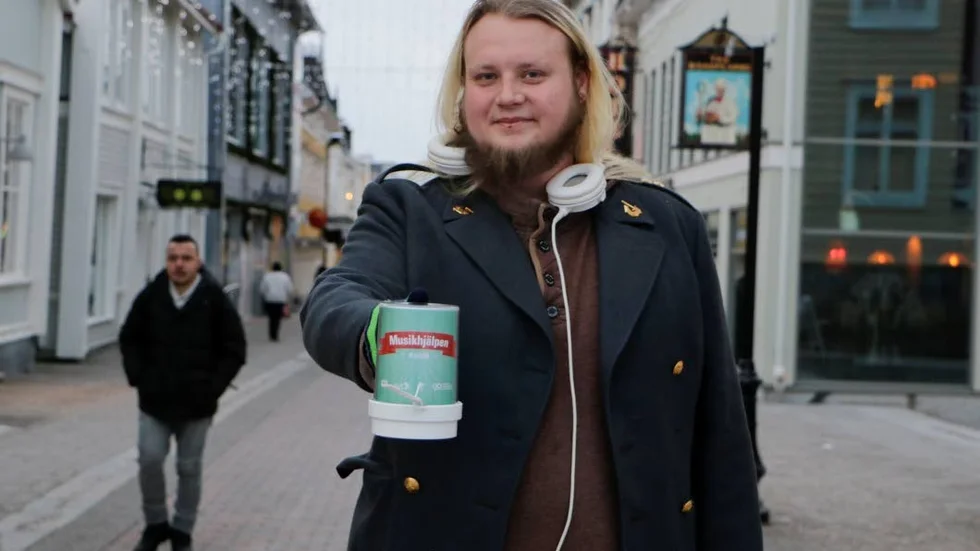 Givmilda. Svenskarna skänker mycket pengar. men glöm inte skatten för den sakens skull skriver Folkbladets söndagskrönikörer. (Personen på bilden har inte med artikelns innehåll att göra.)