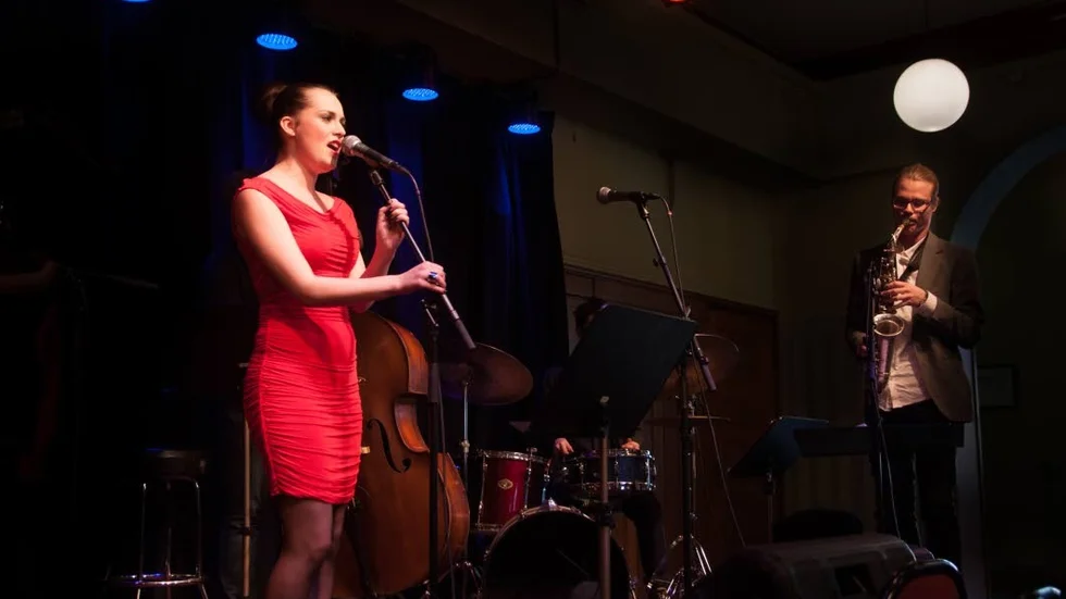 Jazz-tema. Linnéa Bjelksjö sjunger på en tidigare konsert på Crescendo med treorna på Scen & artist.