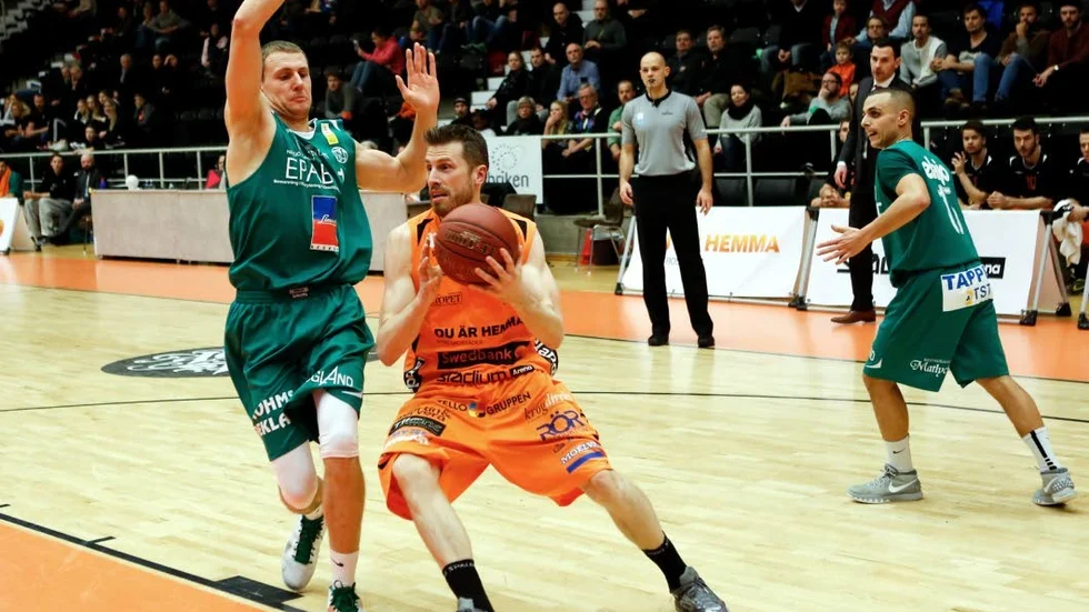 Mikael Lindquist sköt Nässjö i sank. 2-0 i matcher ger Dolphns ett guldläge att fixa en semifinalplats på torsdag.