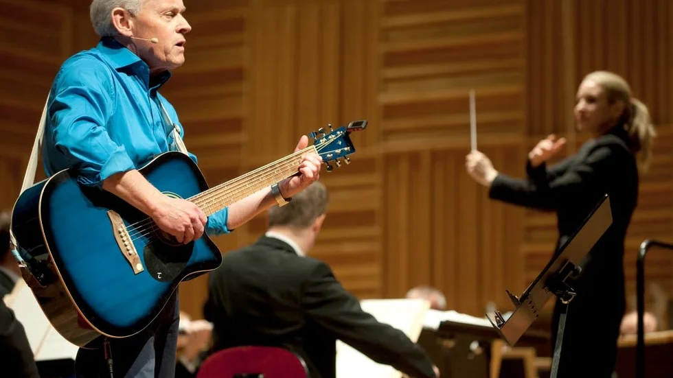 Krönikören. Kjell Jonasson har många strängar på sin lyra. Här tillsammans med Norrköpings symfoniorkester i en konsert för funktionshindrade 2013.