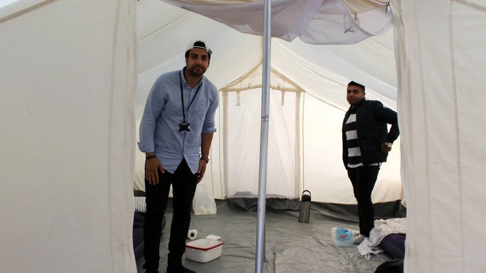 Statslösa. Khaled Al-Anezi och Abdullaziz Alfadhly är statslösa från Kuwait, ett land som vägrar släppa in dem efter att deras asylansökan avslagits gång på gång.