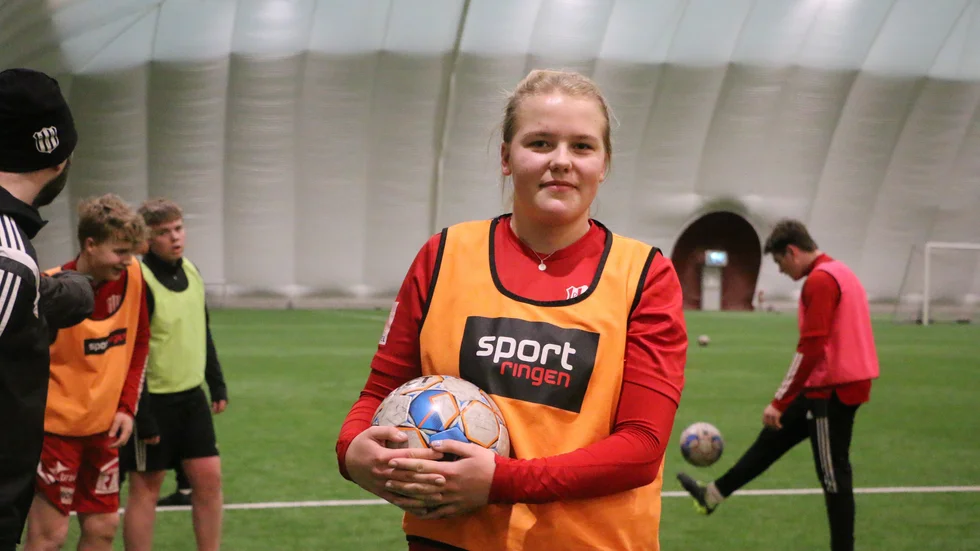 Cornelia Sundström är en av eleverna på Strömbackaskolan som tränar fotboll två morgnar i veckan.