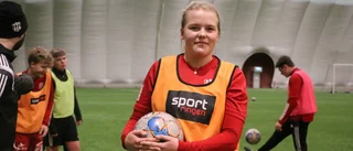 Cornelia stortrivs med fotboll på skoltid: "Jag vill satsa hårt på fotbollen"