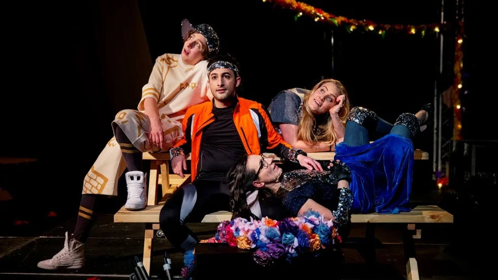 Hilda Rydman, Ardalan Hakimi Fard, Anja Rajic och Malou Zilliacus i Ung scen/östs "Jag vill ha lyckliga slut". Foto: Jonas Jörneberg