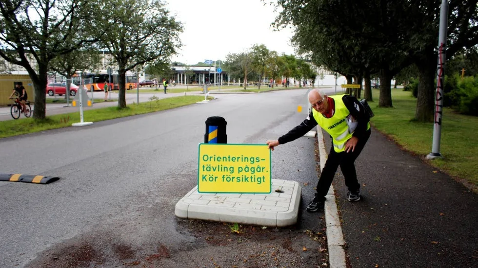 Orienteraren Bo Jansson är funktionär under O-Ringen. Här vaktar han trafiken medan tävlingen pågår.