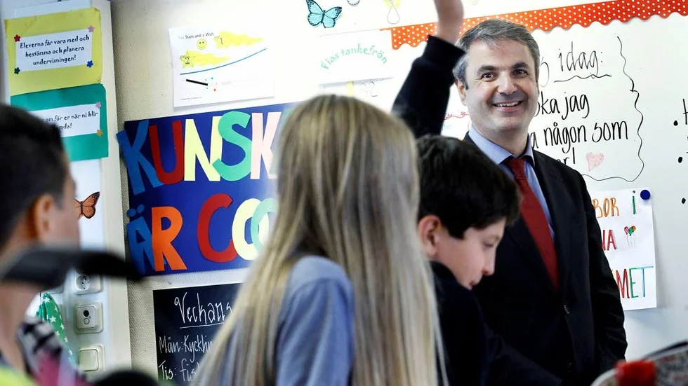 Dags att stiga fram. Ibrahim Baylan - här på besök i en skola i Motala i höstas - är ett av de statsråd som Widar hoppas lite extra på i det nya året.