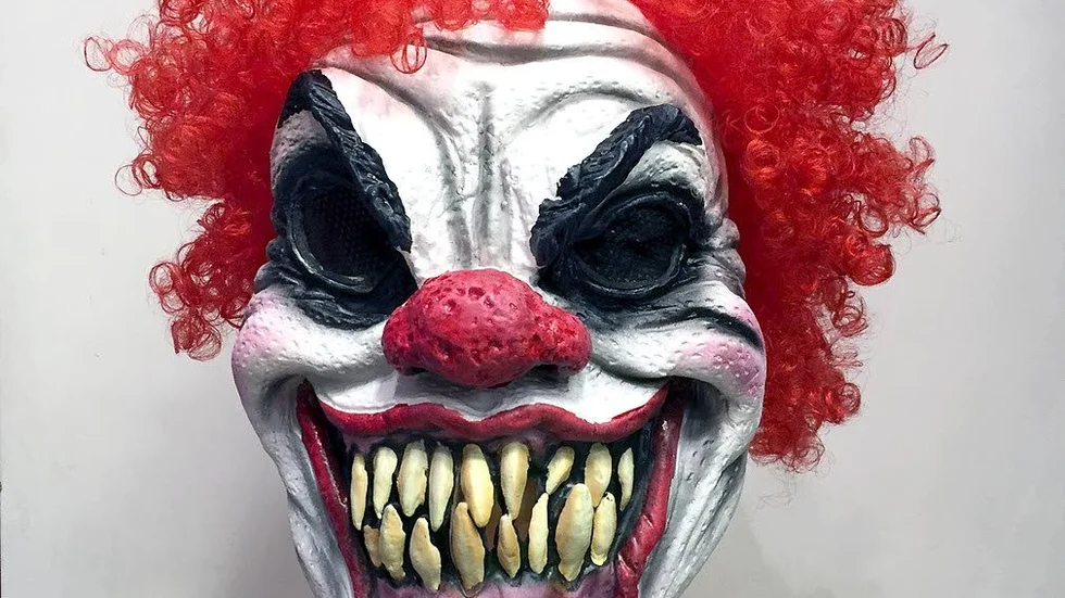 Under altanen. Under söndagskvällen larmades polis till Krokek efter misstankar om skrämmande clowner.