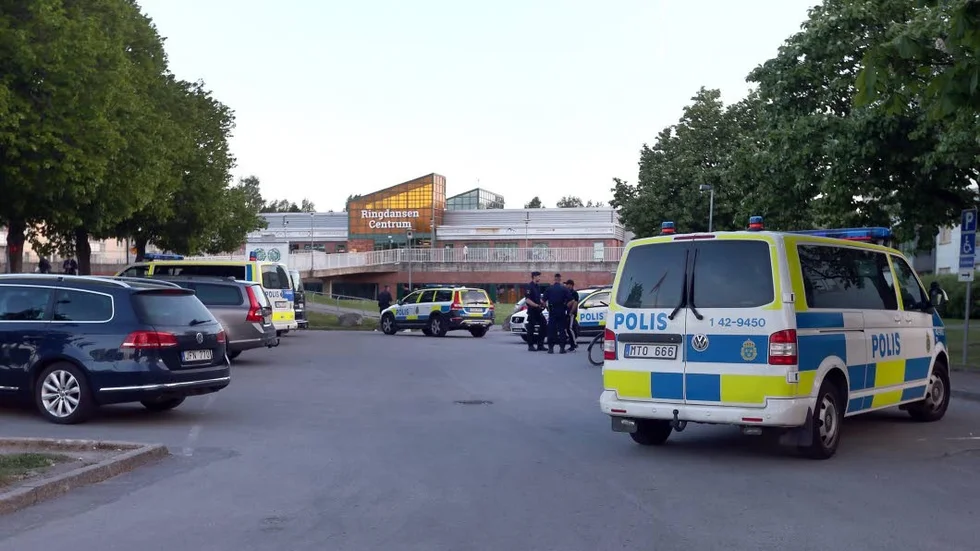 Misstänkt för brott. 20-åringen ska vid två tillfällen ha attackerat samma polis i Navestad. Nu har han fått lämna projektet Stepping Stone.