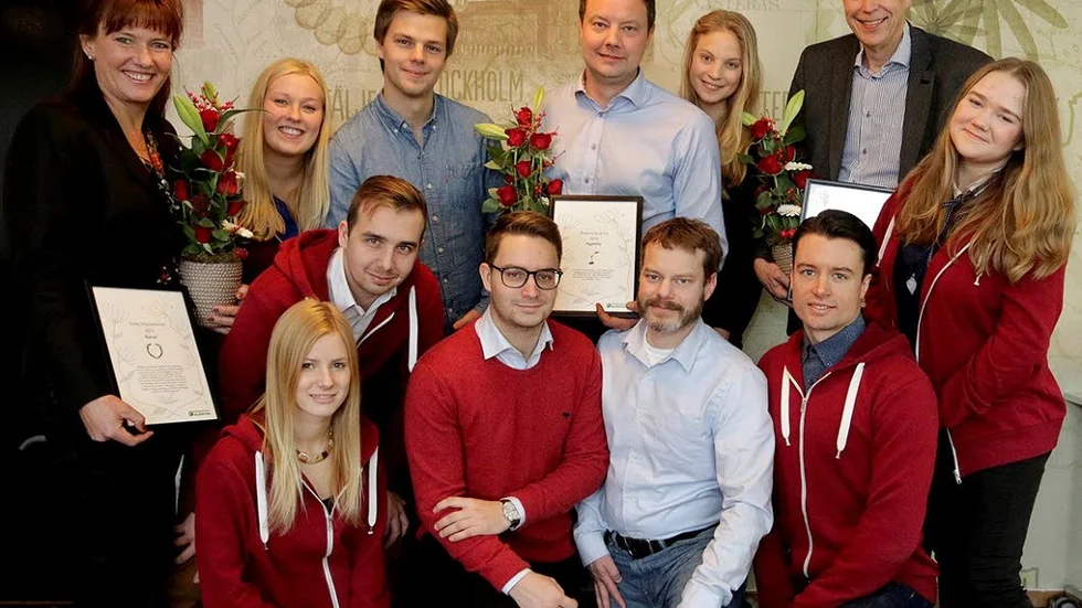 Prisat gäng. Representanter från de prisade företagen Renall, Againity, Returpack samt studenter från miljövetarprogrammet på Linköpings Universitet på fredagens miljöprisgala i Norrköping.