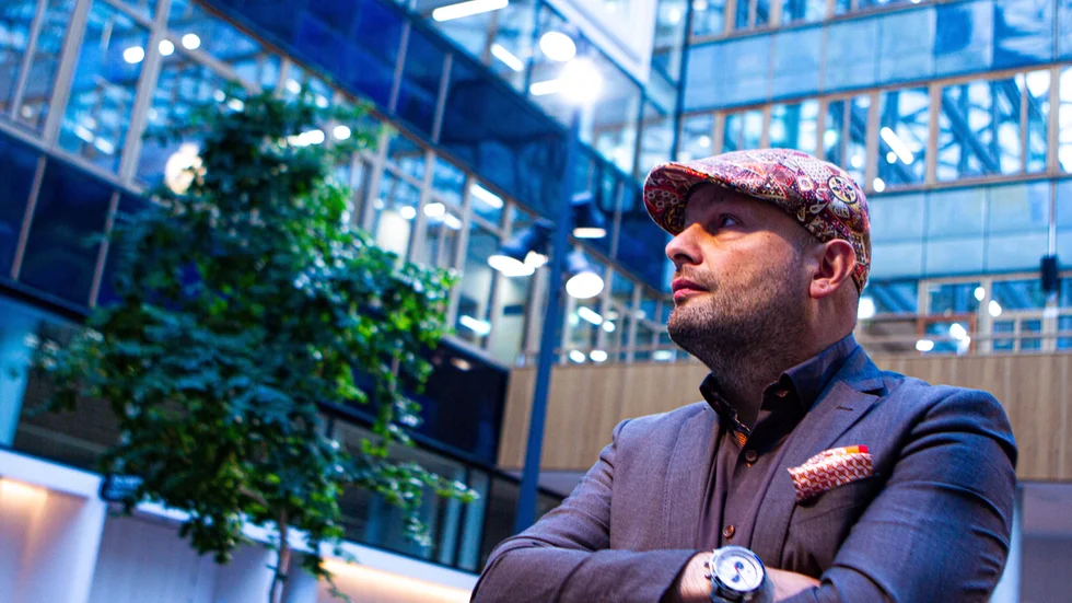 Under sina 20 år i Uppsalapolitiken har Mohamad Hassan (L) varit med och fattat många beslut. Ett av de svåraste var att som ordförande för utbildnings- och arbetsmarknadsnämnden 2008 lägga ner gymnasiet Linnéskolan, något som väckte stort motstånd. Mest stolt är han över att Sveriges största idrottsgymnasium ligger i Uppsala, till stor del tack vare hans eget engagemang i frågan.