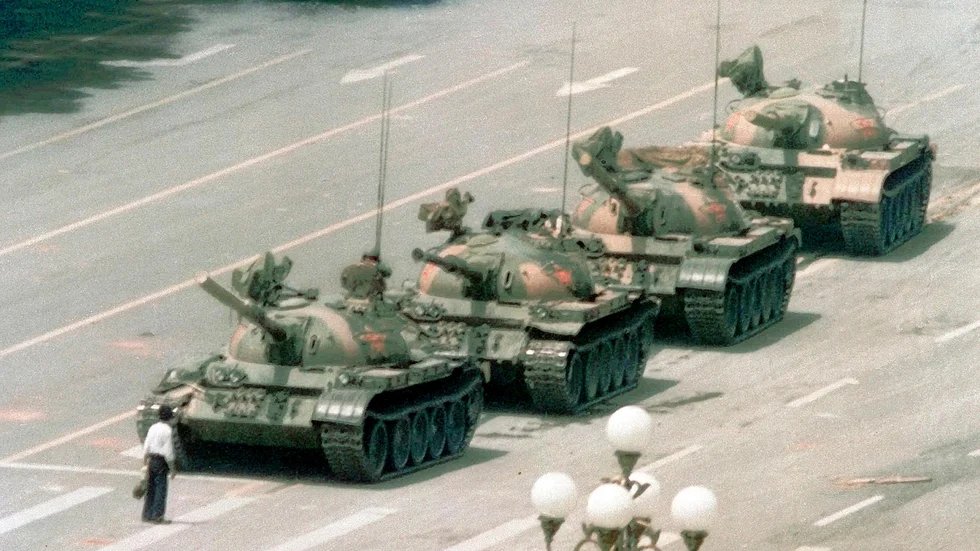 Hjälten. 5 juni 1989 kliver mannen fram och stoppar stridsvagnarna som är på väg att rulla in på Himmelska fridens torg i Peking där den fredliga manifestationen mot regimen pågår. Foto: Jeff Widener/AP Photo/TT. Foto: Jeff Widener.