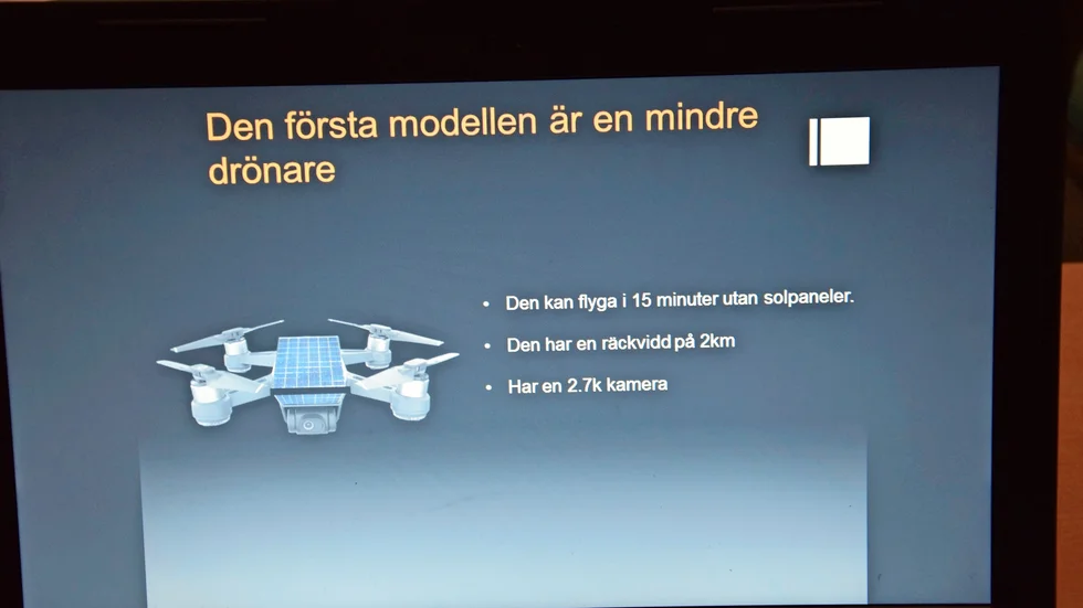 Olika former. Lövångerseleverna hade både gjort fysiska produkter, och som här, en powerpointpresentation vid sina bord på minimässan.