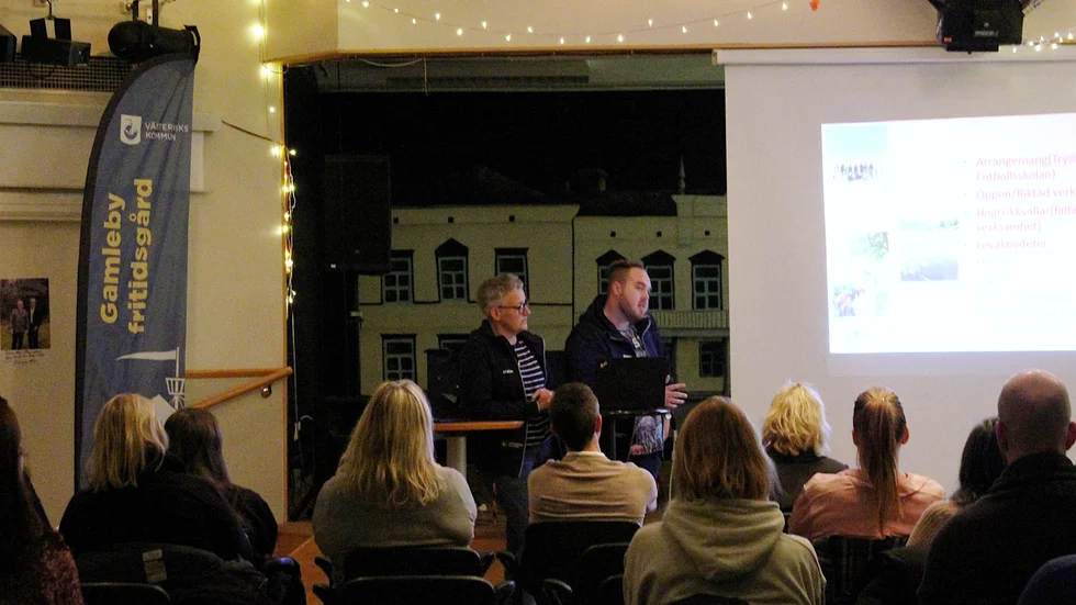 Malin Eriksson och Pierre Sörensson från fritidsgården vittnar om ett allt hårdare språk bland ungdomarna, och utmaningen att som vuxen ha koll på barnens sociala medier-trender. Fritidsledarnas viktigaste arbetsuppgift är dock, konstaterar dem, att skapa trygga relationer med barnen.