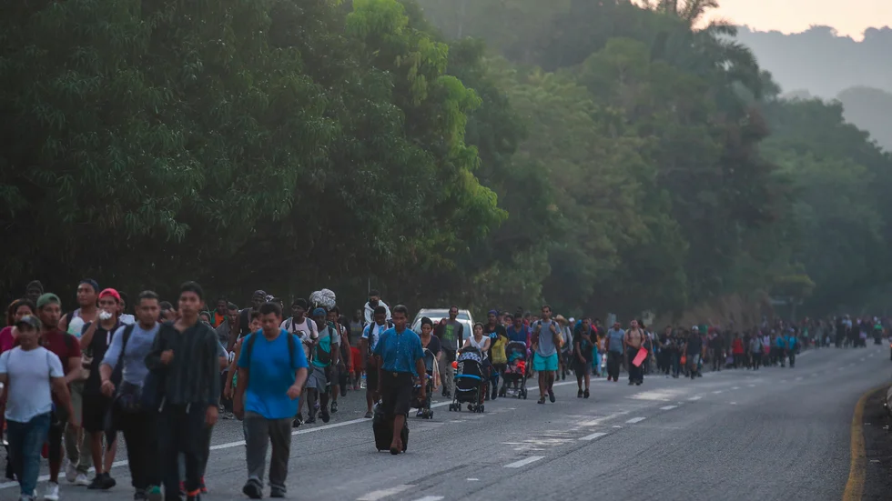 En av den senare tidens migrantkaravaner i Mexiko. Här på en landsväg i delstaten Chiapas i förra veckan.