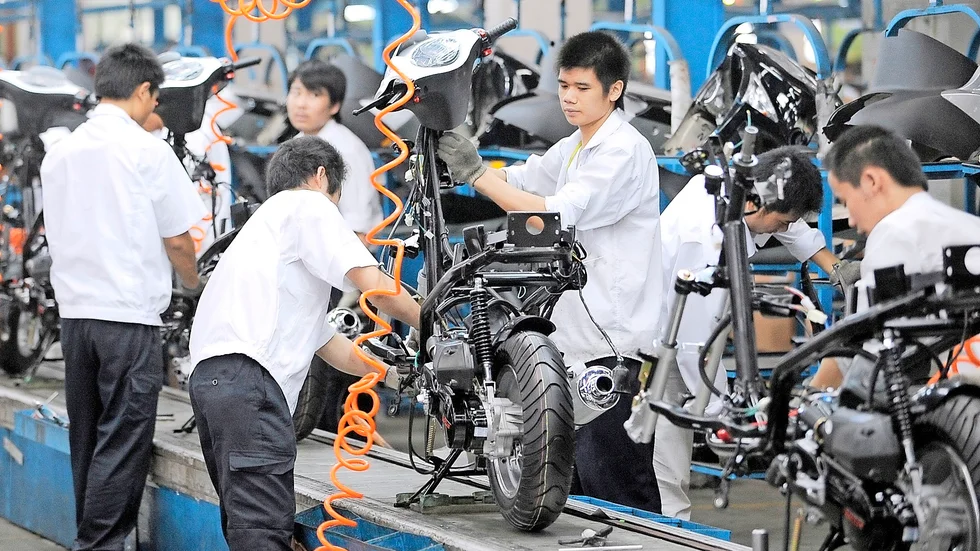 Bild från en monteringslinje vid en mopedfabrik i Jiangmen. Foto: LEIF R JANSSON / TT.
