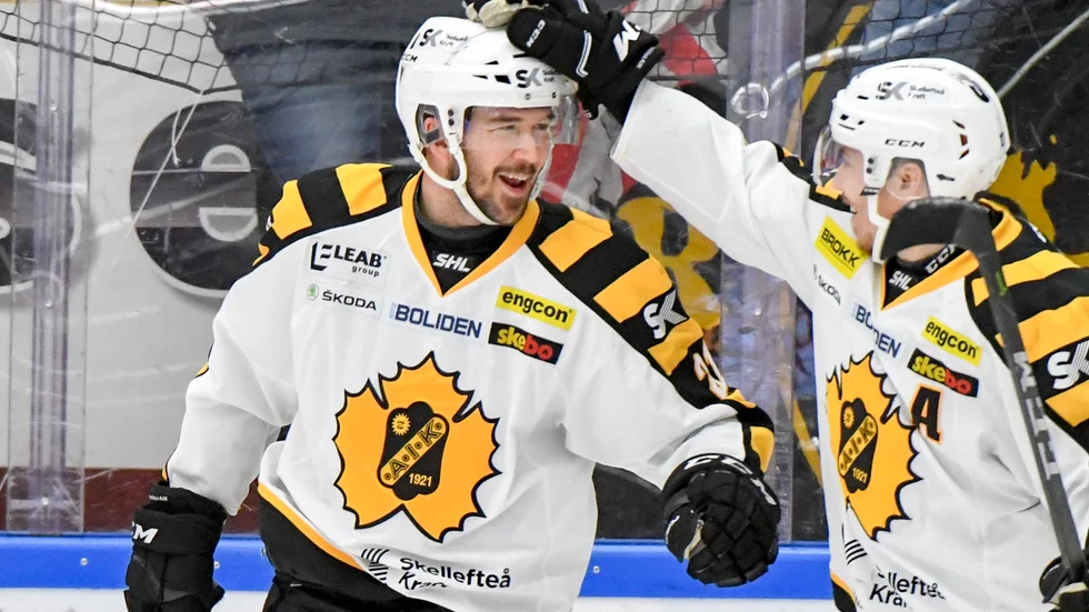 FIRAR. En glad Jimmie Ericsson efter sitt hundra mål i SHL:s grundserie. Foto: Ulf Palm/TT.