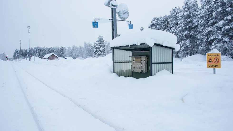 Livsfara. På Arvidsjaurs station är det många som både kör snöskoter och även går längs spåren, något som är strikt förbjudet och förenat med livsfara. ”Många har ingen respekt för skyltar om att det är livsfarligt”, säger Jens Forsberg, säkerhetshandläggare hos Inlandsbanan. Foto: Malin Johansson