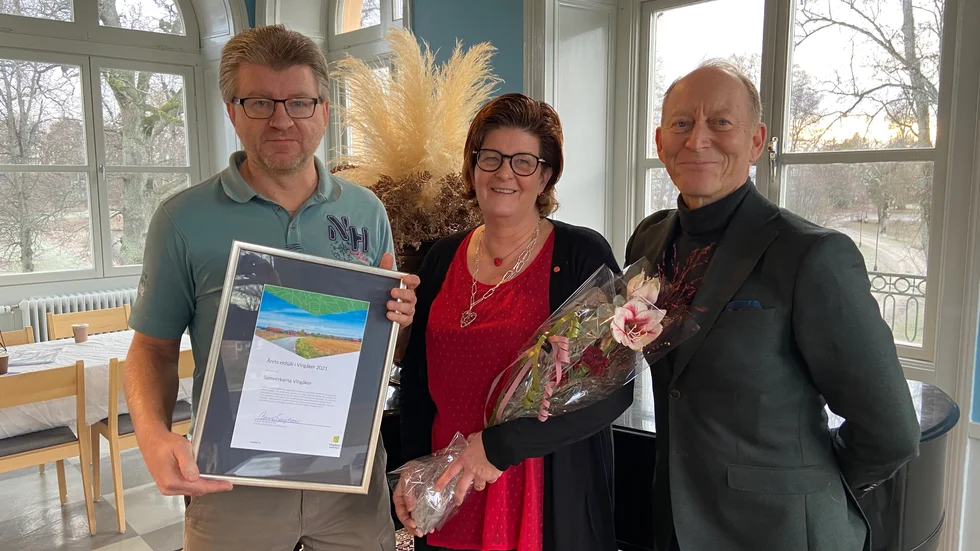 Samverkarna Vingåker fick utmärkelsen Årets eldsjäl i Vingåker 2001. Här representeras företagarföreningen av Loove Pettersson, Monica Granström och Per Särnqvist.