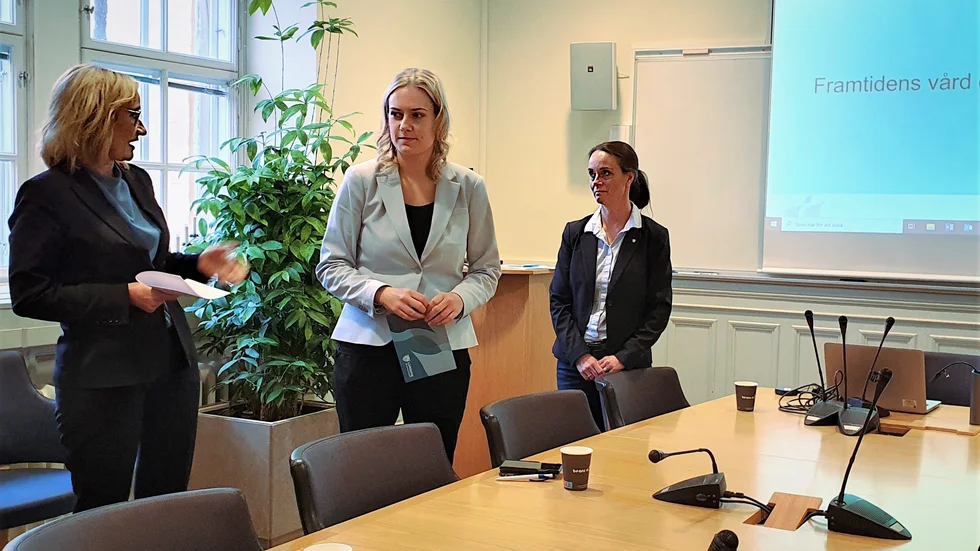 Äldrenämndens ordförande Liselotte Fager (KD) och social-och omsorgsnämndens ordförande Annika Krutzén (M) hävdar att den nya modellen av hemtjänst blir bättre för individen. I bakgrunden Linda Ljungqvist, social- och omsorgsdirektör.