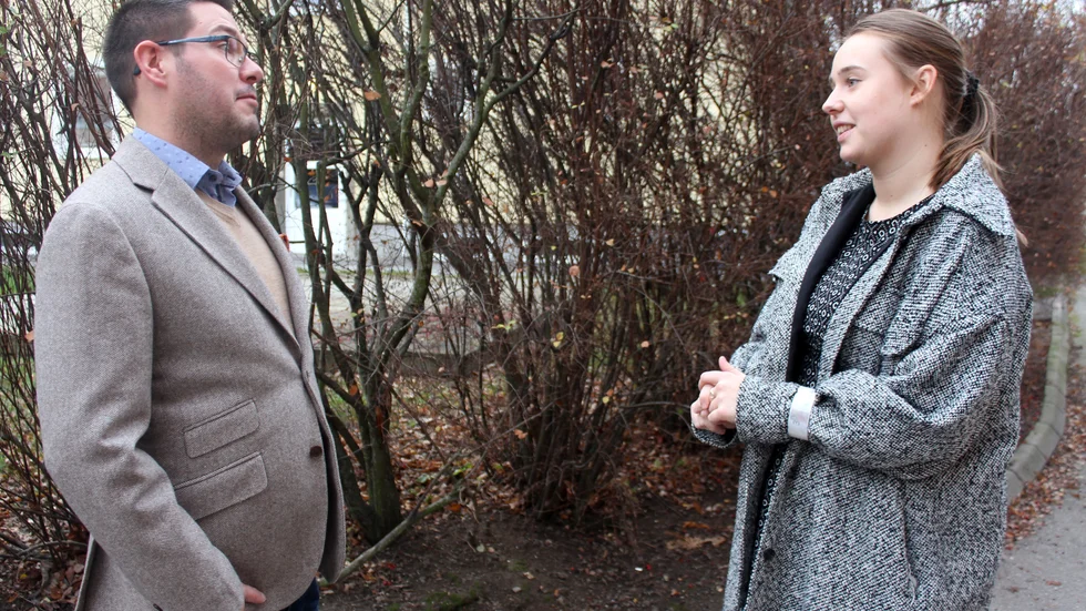 Företagsrådgivaren Fredrik Sundqvist och destinationsutvecklaren Liza Henriksson i samspråk om Tillväxt Finspångs nya satsningar.