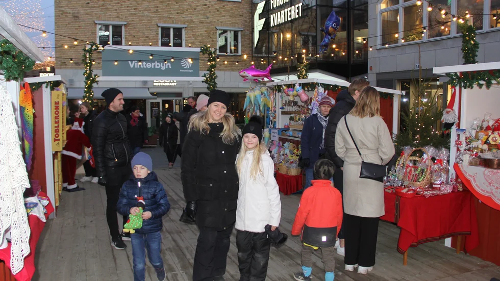 Ramona Sörlin (svart jacka) och Märta Sörlin-Starlander (vit jacka) kollade in vinterbyn på Forumtorget.