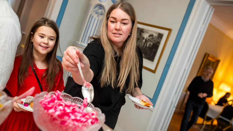Det traditionella adventsfikat hos landshövding Lotta Finstorp på residenset i Luleå lockade 150 gäster, däribland tioåriga Nelly och mamma Sandra Larsson. "Vi ser fram emot julstämningen", säger Sandra. 